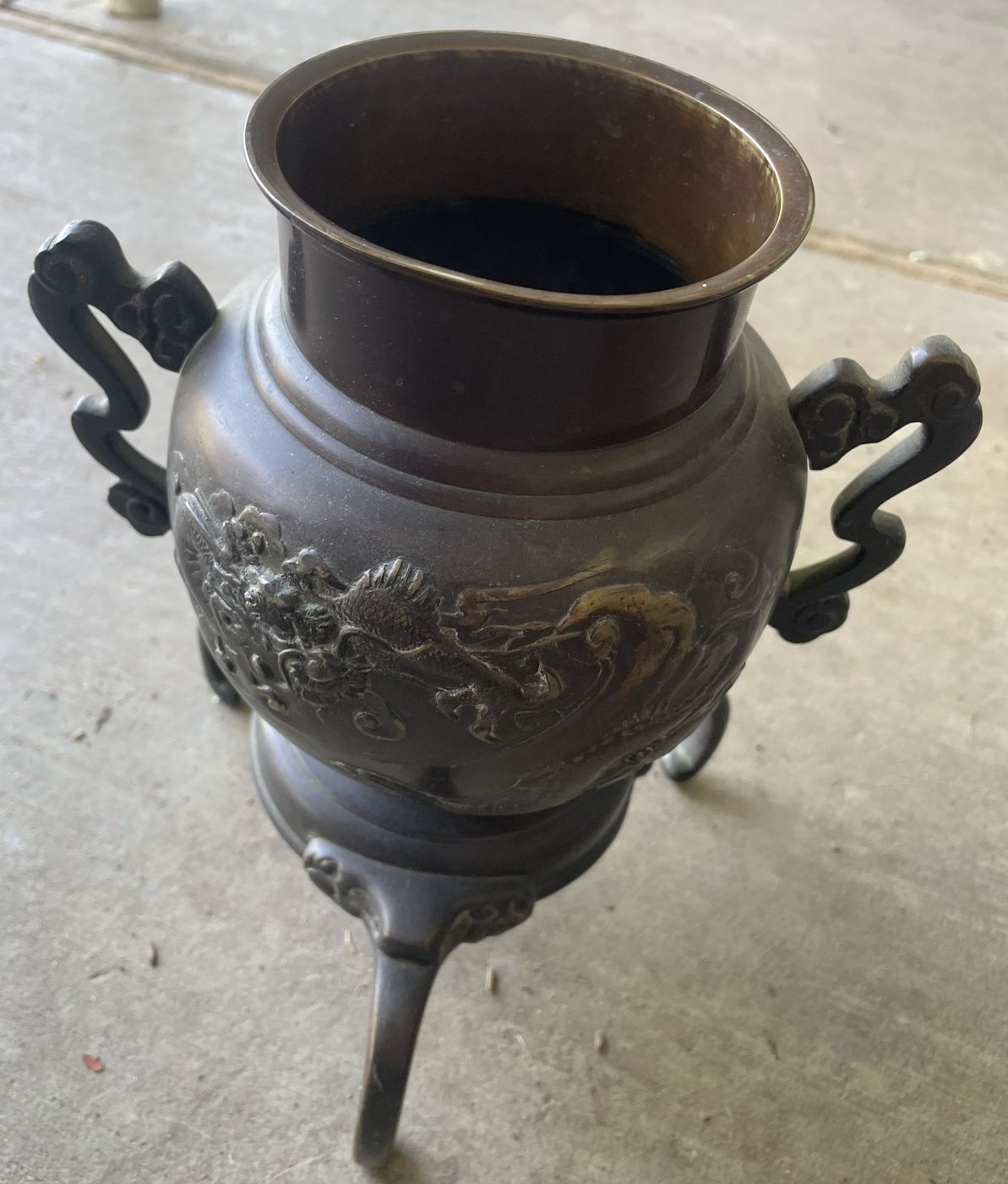 Bronze "tiger and dragon" (ryūko) vase on detachable tripod stand