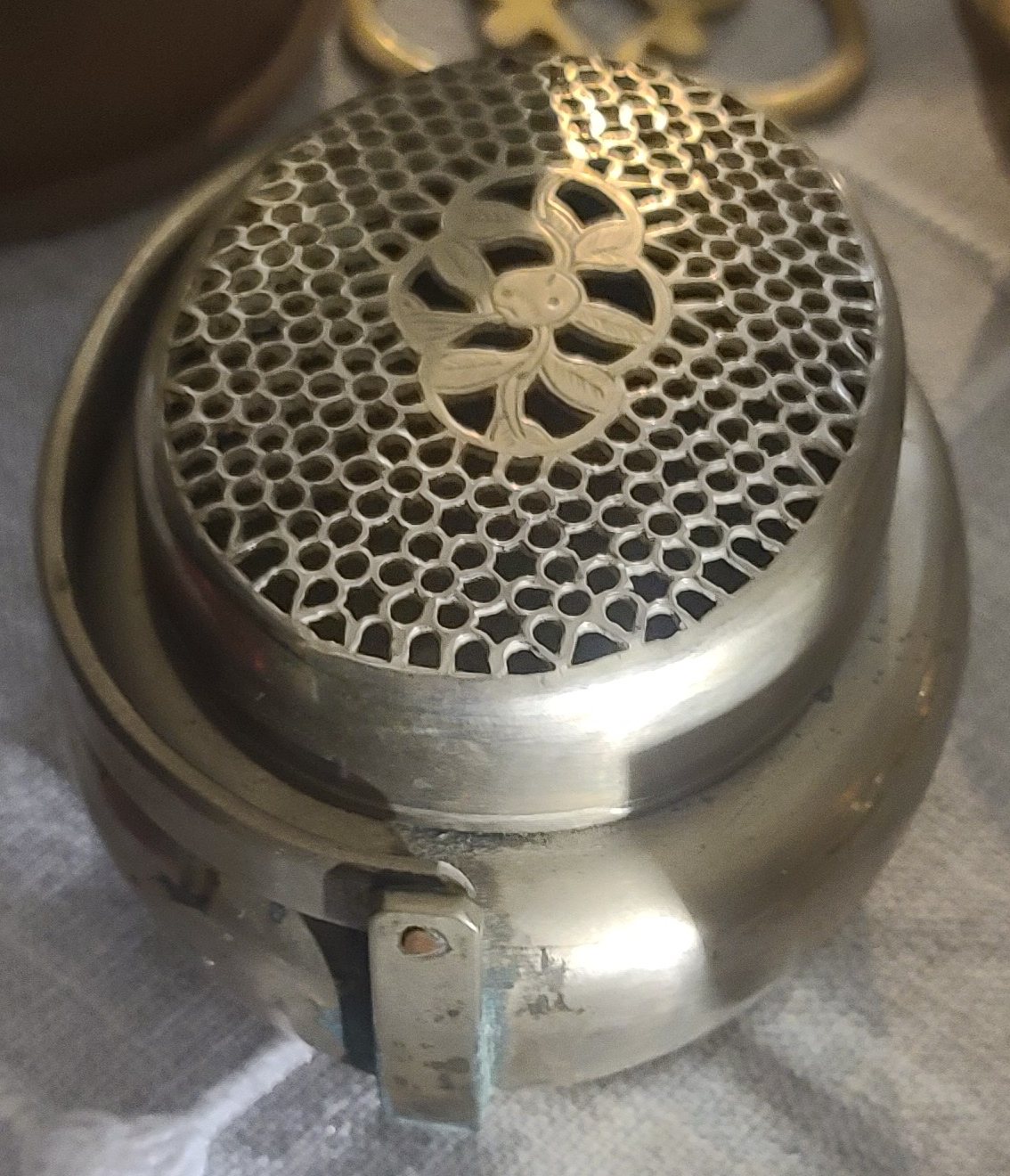 Oval hand warmer (shǒulú 手爐) with honeycomb-pierced lid